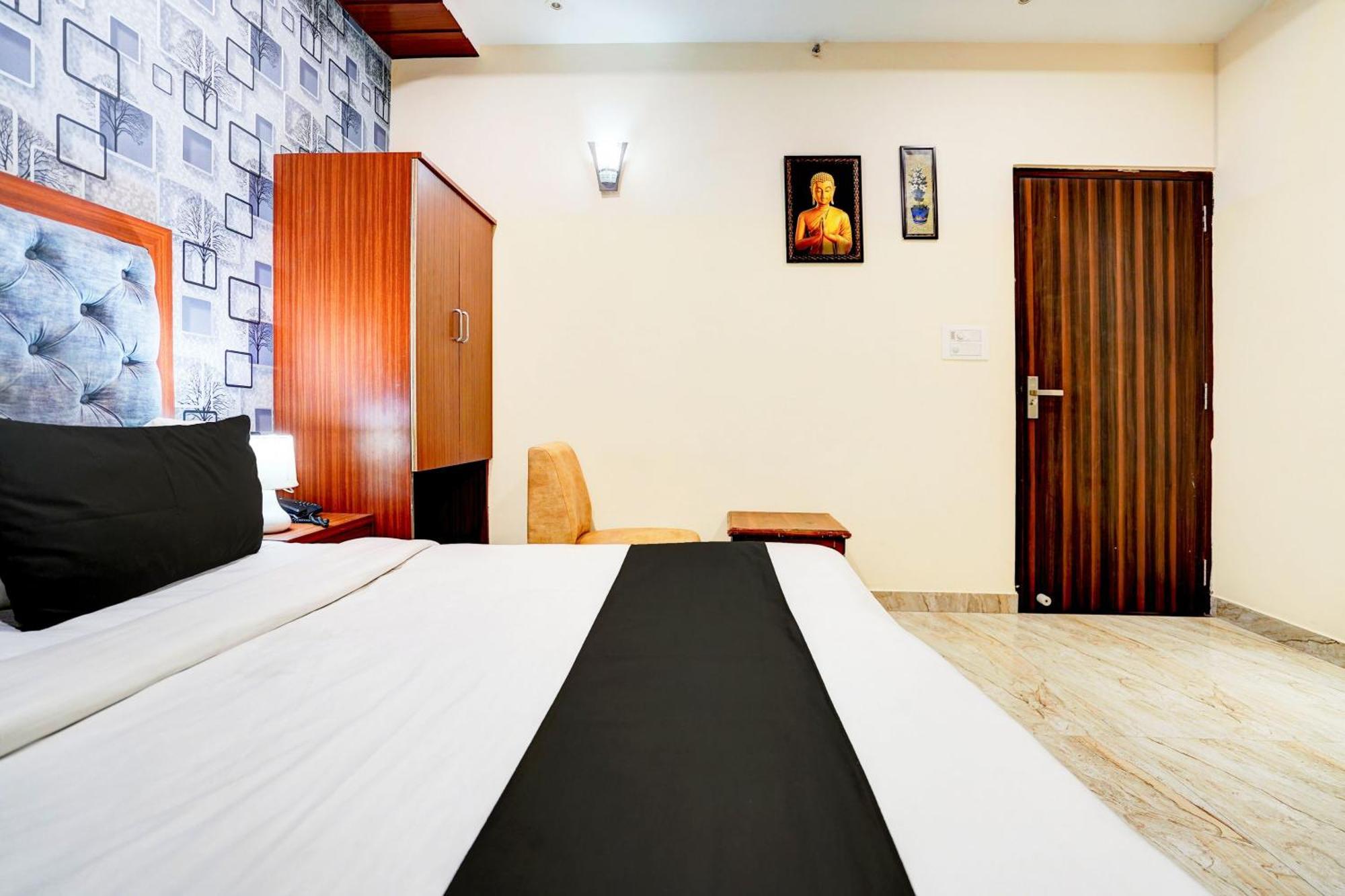 Townhouse Ram Katora Near Vishwanath Temple Formerly Sv Grand Hotel พาราณสี ภายนอก รูปภาพ