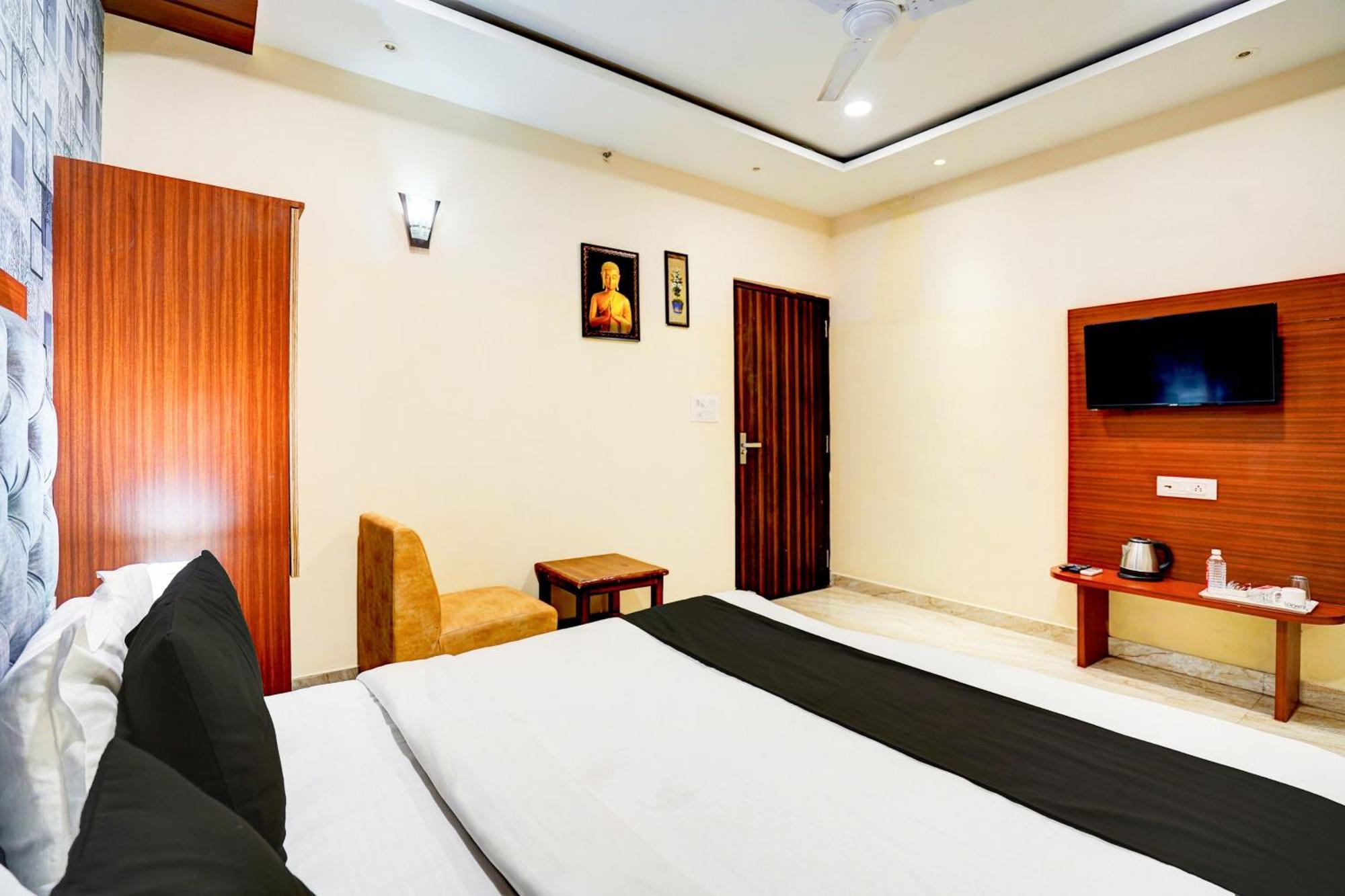 Townhouse Ram Katora Near Vishwanath Temple Formerly Sv Grand Hotel พาราณสี ภายนอก รูปภาพ