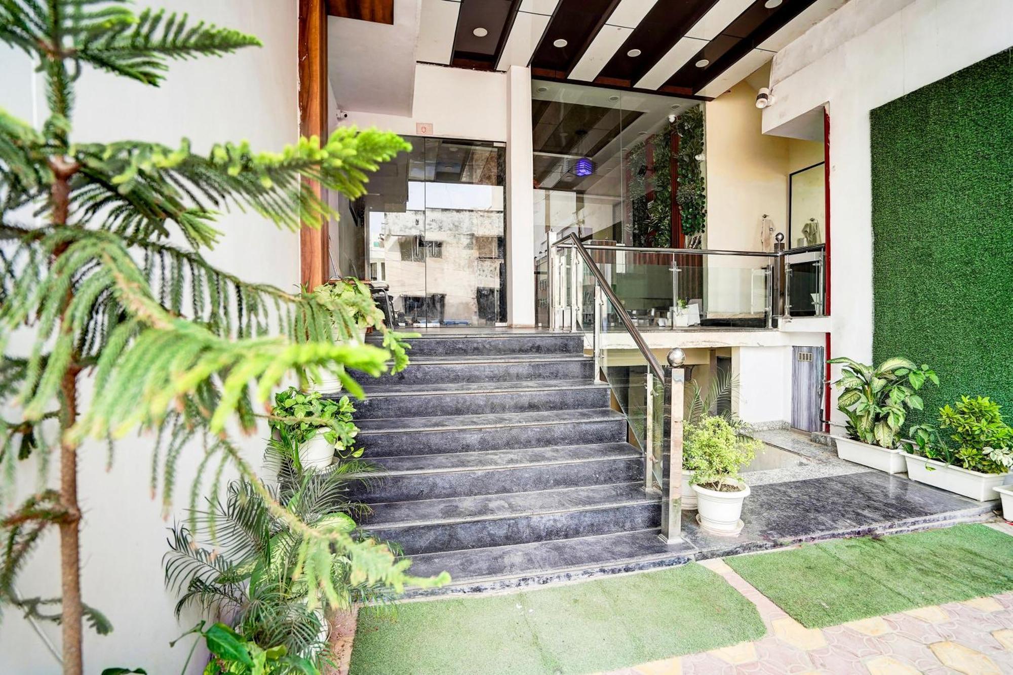 Townhouse Ram Katora Near Vishwanath Temple Formerly Sv Grand Hotel พาราณสี ภายนอก รูปภาพ