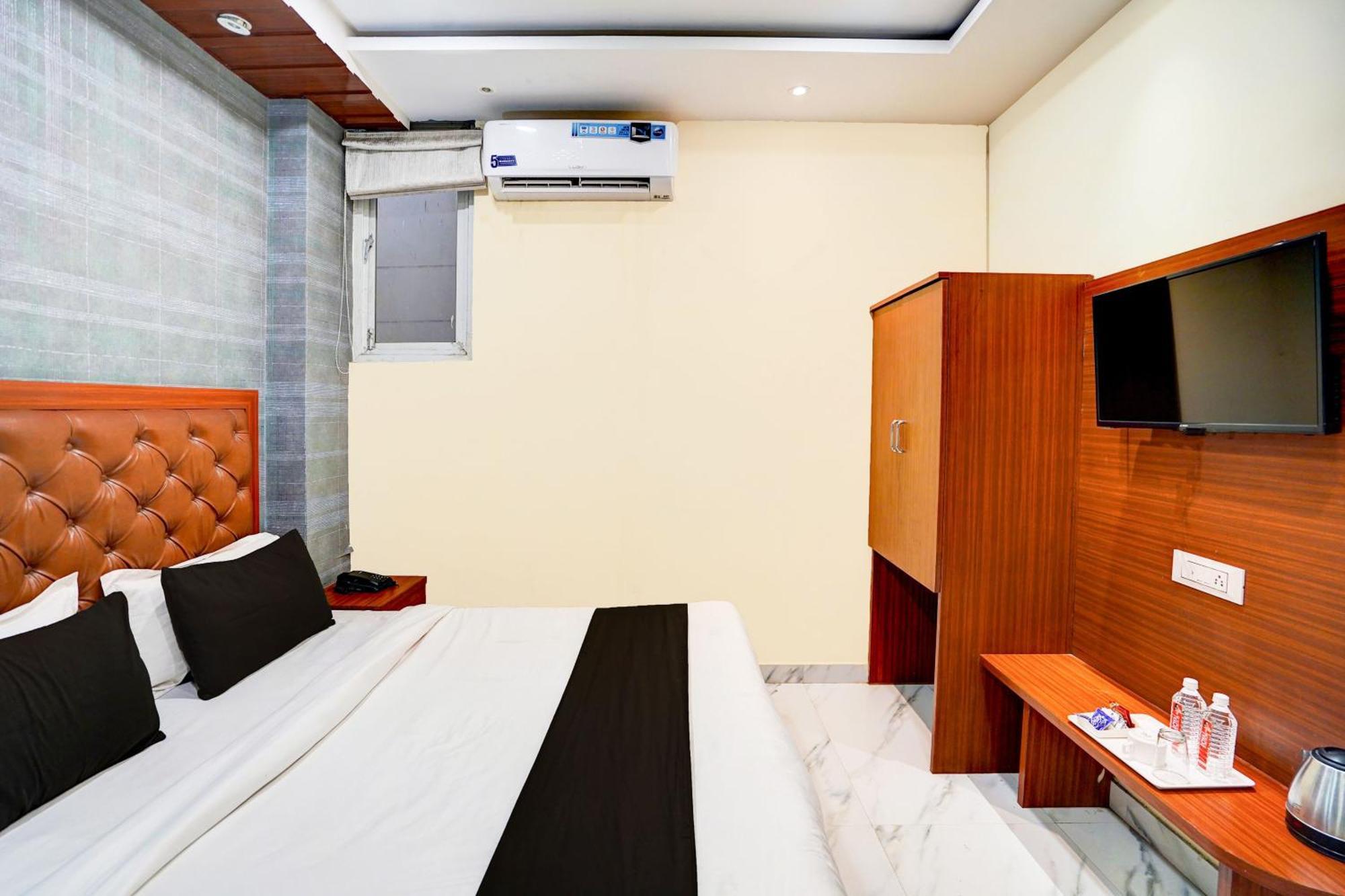 Townhouse Ram Katora Near Vishwanath Temple Formerly Sv Grand Hotel พาราณสี ภายนอก รูปภาพ